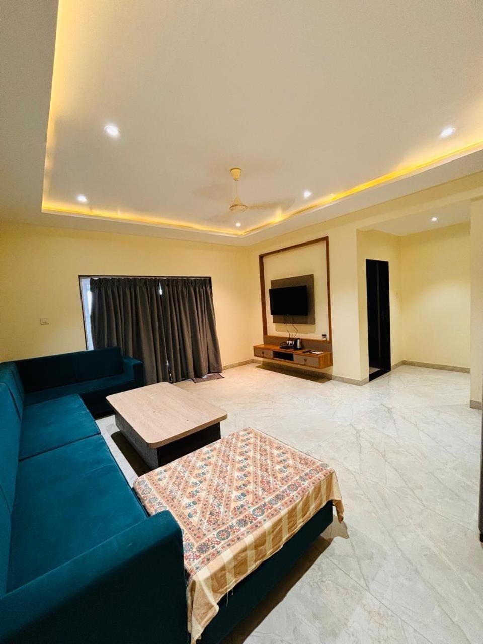 Paramount 3 Ac Bedrooms Hall Garden With Lake View Panchgani Exterior photo