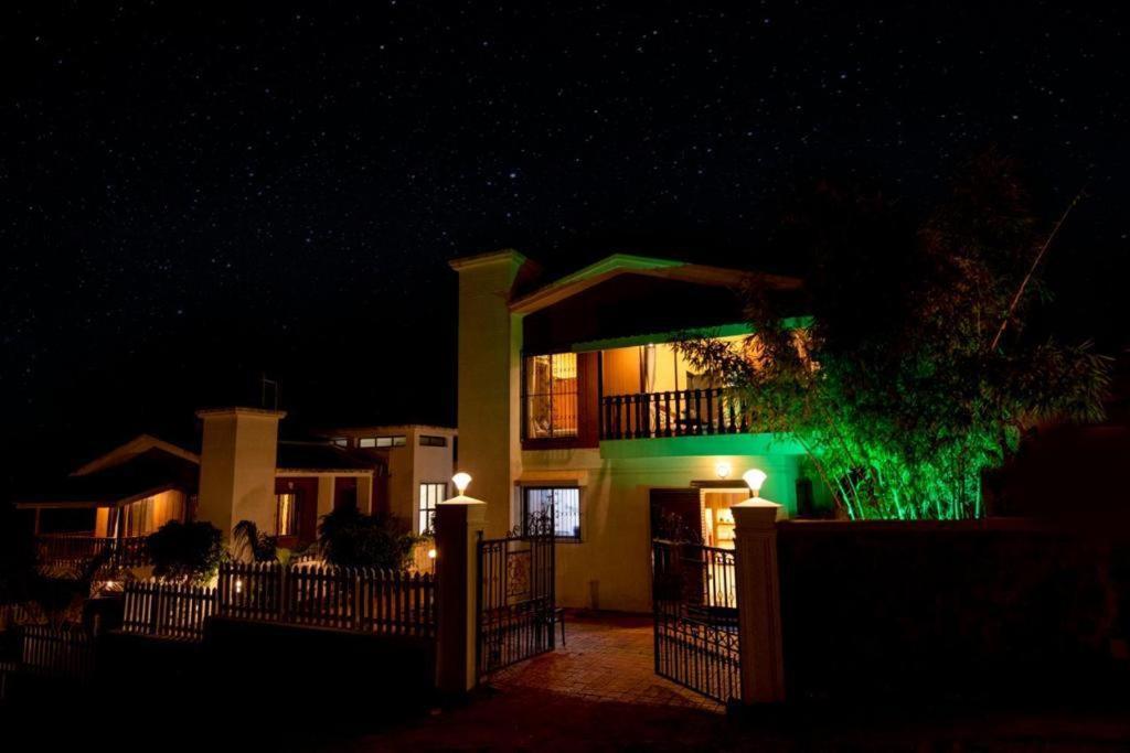 Paramount 3 Ac Bedrooms Hall Garden With Lake View Panchgani Exterior photo